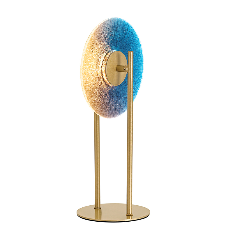 چراغ رومیزی با عملکرد همه کاره ترکیب می شود